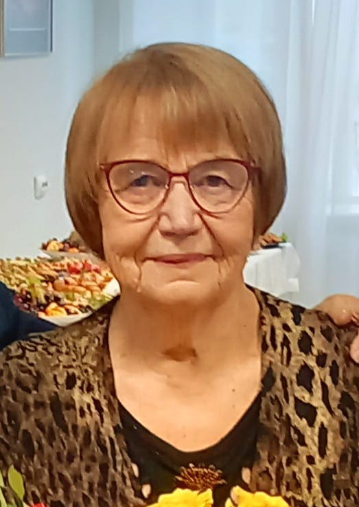 Austra Dika 
    bijusī Draudzīgā Aicinājuma Cēsu Valsts ģimnāzijas direktora vietniece mācību darbā, ķīmijas skolotāja
     
       Foto: No personīgā arhīva